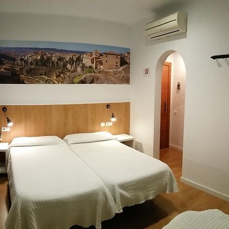 Hostal Restaurante Cornella كونيّا ذي نْيوبريُك المظهر الخارجي الصورة