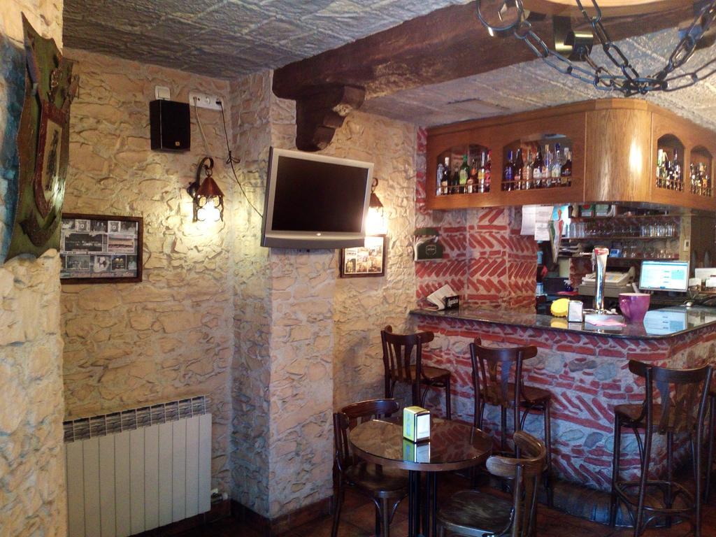 Hostal Restaurante Cornella كونيّا ذي نْيوبريُك المظهر الخارجي الصورة