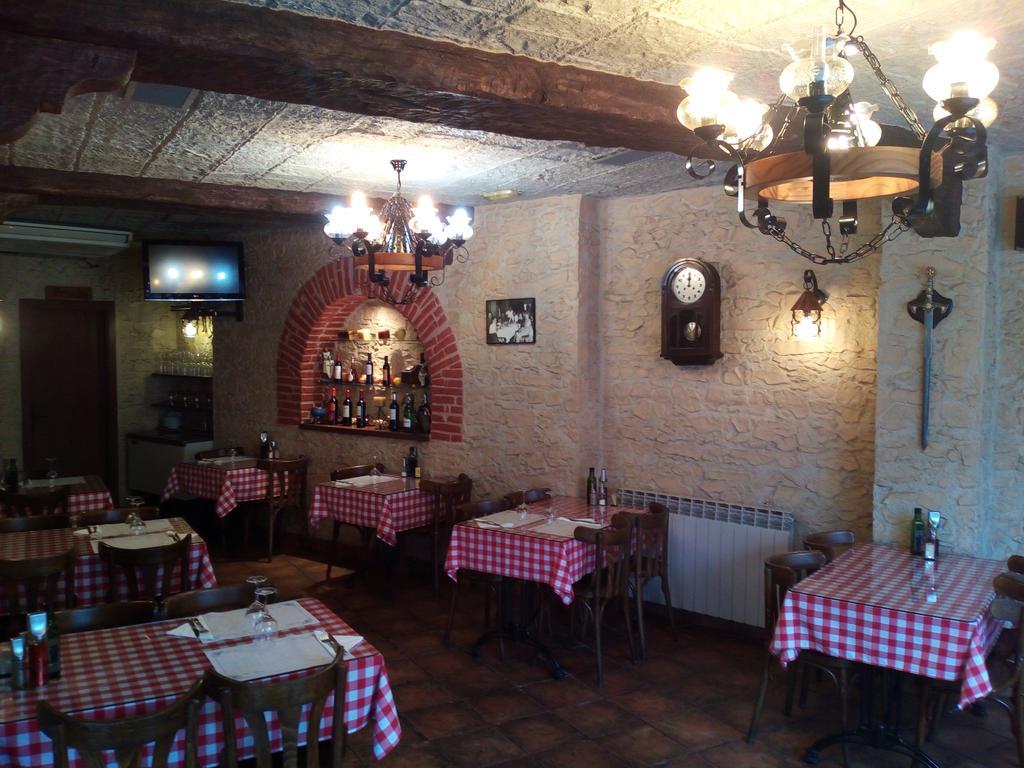 Hostal Restaurante Cornella كونيّا ذي نْيوبريُك المظهر الخارجي الصورة