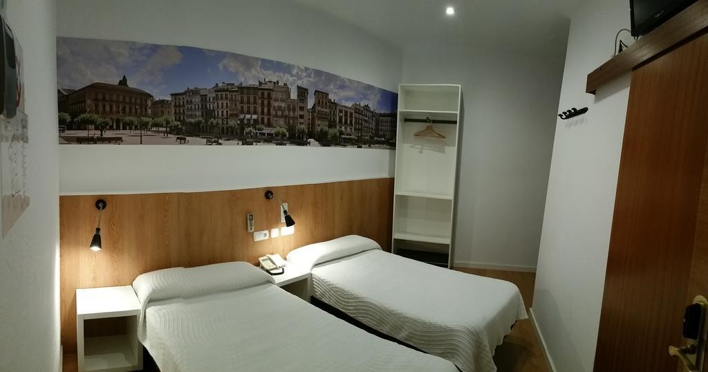 Hostal Restaurante Cornella كونيّا ذي نْيوبريُك المظهر الخارجي الصورة