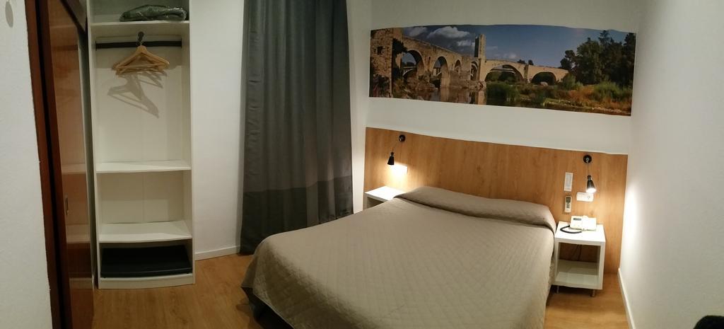 Hostal Restaurante Cornella كونيّا ذي نْيوبريُك المظهر الخارجي الصورة