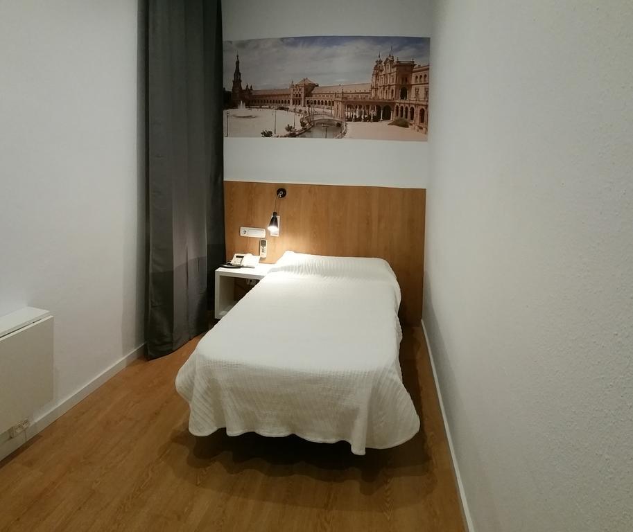 Hostal Restaurante Cornella كونيّا ذي نْيوبريُك المظهر الخارجي الصورة