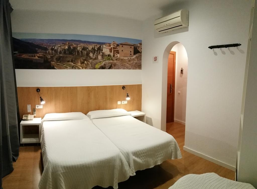 Hostal Restaurante Cornella كونيّا ذي نْيوبريُك المظهر الخارجي الصورة