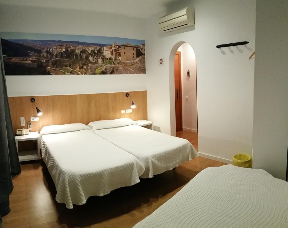 Hostal Restaurante Cornella كونيّا ذي نْيوبريُك المظهر الخارجي الصورة