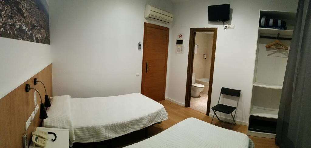 Hostal Restaurante Cornella كونيّا ذي نْيوبريُك المظهر الخارجي الصورة