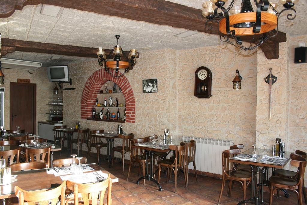 Hostal Restaurante Cornella كونيّا ذي نْيوبريُك المظهر الخارجي الصورة