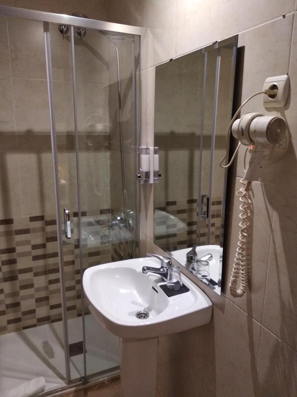 Hostal Restaurante Cornella كونيّا ذي نْيوبريُك المظهر الخارجي الصورة