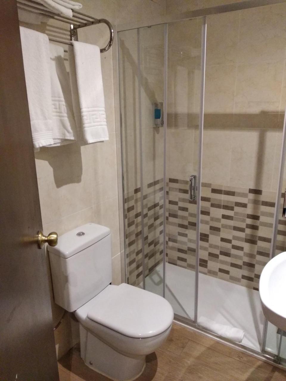 Hostal Restaurante Cornella كونيّا ذي نْيوبريُك المظهر الخارجي الصورة